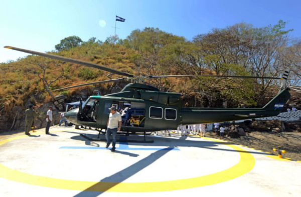 Presidente de Honduras inaugura helipuerto en Isla Conejo