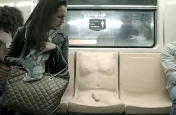 'Asiento con pene' en el metro muestra a los hombres lo que es sufrir acoso