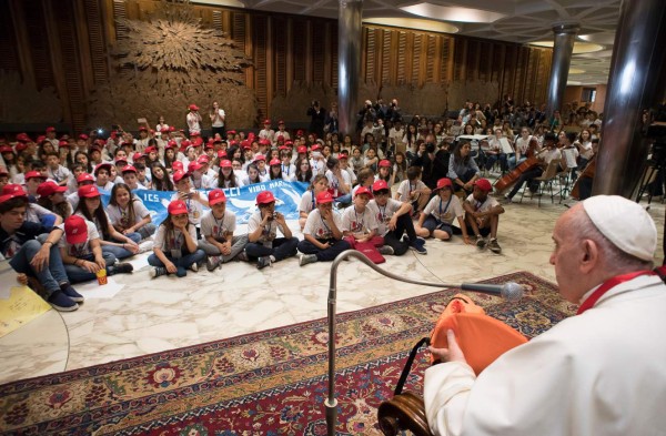 El papa recibe a niños huérfanos de padres ahogados en el Mediterráneo