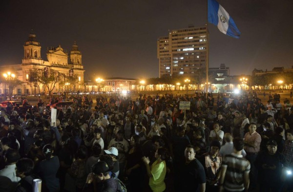 Guatemaltecos celebran renuncia de vicepresidenta