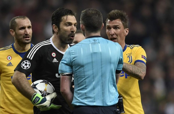 Buffon: 'El árbitro tiene una bolsa de basura en lugar del corazón'