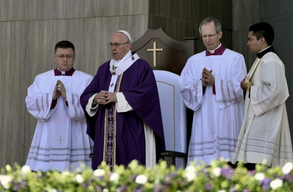 Papa Francisco oficia misa ante millares de personas en Ecatepec, México.