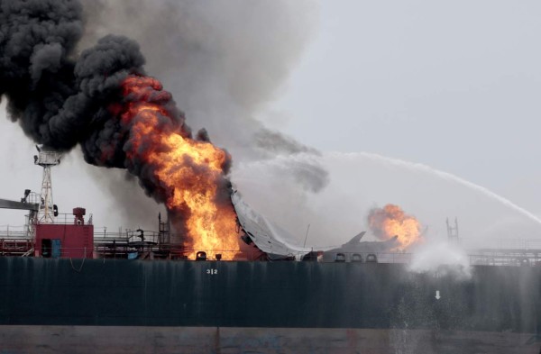 Buque de Pemex con miles de barriles de hidrocarburos se incendia en Golfo de México