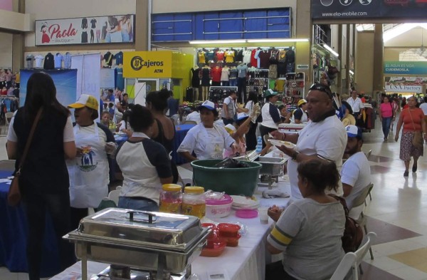 Migrantes retornados ofrecieron productos en la Gran Central