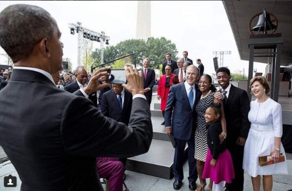 Video: Bush le pide ayuda a Obama para tomar una selfie