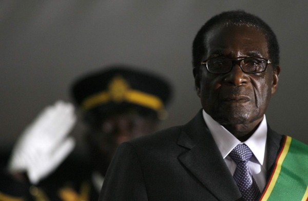 Mugabe dimite como presidente de Zimbabue