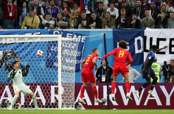 St.petersburg (Russian Federation), 10/07/2018.- Samuel Umtiti (R) of France scores the opening goal during the FIFA World Cup 2018 semi final soccer match between France and Belgium in St.Petersburg, Russia, 10 July 2018. (RESTRICTIONS APPLY: Editorial Use Only, not used in association with any commercial entity - Images must not be used in any form of alert service or push service of any kind including via mobile alert services, downloads to mobile devices or MMS messaging - Images must appear as still images and must not emulate match action video footage - No alteration is made to, and no text or image is superimposed over, any published image which: (a) intentionally obscures or removes a sponsor identification image; or (b) adds or overlays the commercial identification of any third party which is not officially associated with the FIFA World Cup) (Mundial de Fútbol, Bélgica, Abierto, Rusia, Francia) EFE/EPA/GEORGI LICOVSKI EDITORIAL USE ONLY