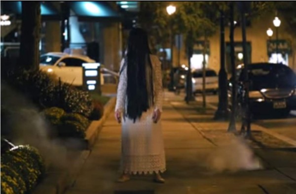 Joven decide hacer una maquiavélica broma a varias personas que transitan por las calles en horas de la noche. Foto YouTube