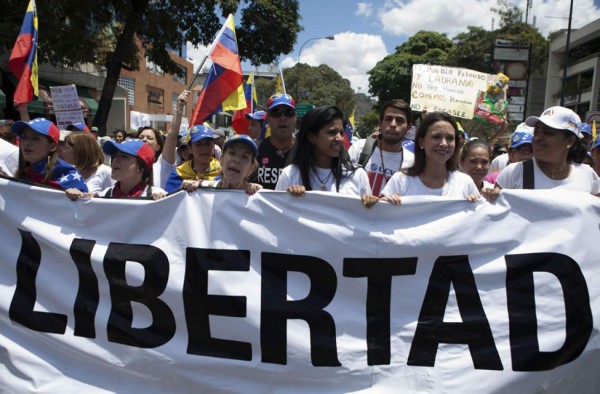 Cientos marchan en Caracas, Gobierno venezolano elevó a 39 la cifra de muertes