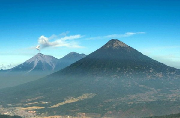 El volcán Pacaya aumenta su actividad en Guatemala mientras continúa búsqueda de víctimas