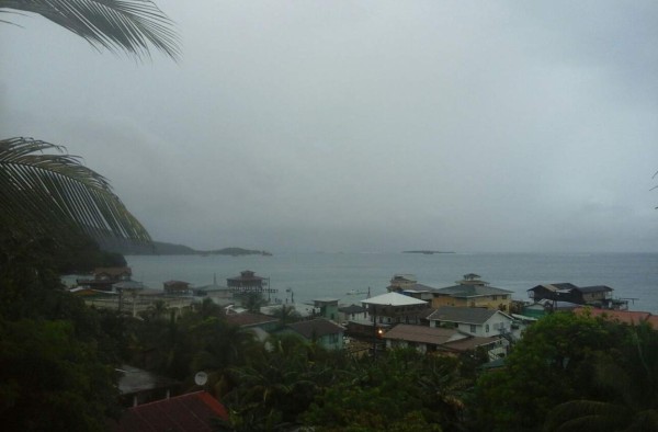 Declaran alerta roja para Islas de la Bahía por la tormenta Earl