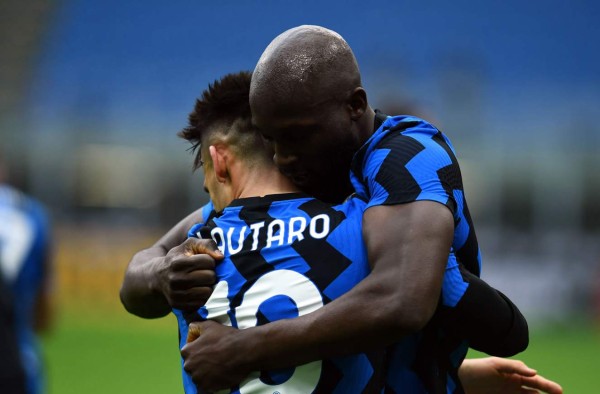 Lautaro Martínez y Romelu Lukaku lideraron la victoria del Inter contra el Milan.