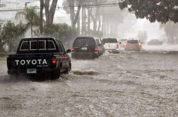 Una mujer muerta y tres heridas dejan lluvias en Honduras