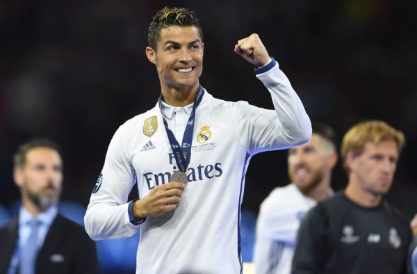 Cristiano Ronaldo deja atrás las mechas y sorprende con nuevo look