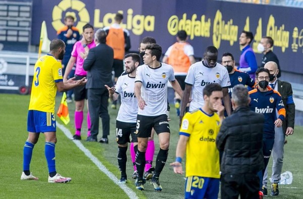 ¡Escándalo en España! El Valencia se fue de la cancha en Cádiz por insultos racistas al jugador Mouctar Diakhaby