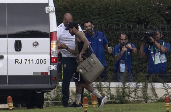 ¡Policía llega a entrenamiento de la selección de Brasil para investigar a Neymar!