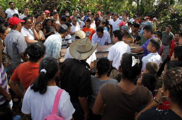Dolor en impotencia en sepelio de familia en La Ceiba
