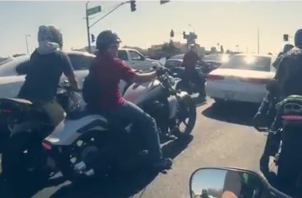 Un motorizado intenta huir de un policía y esto le pasó
