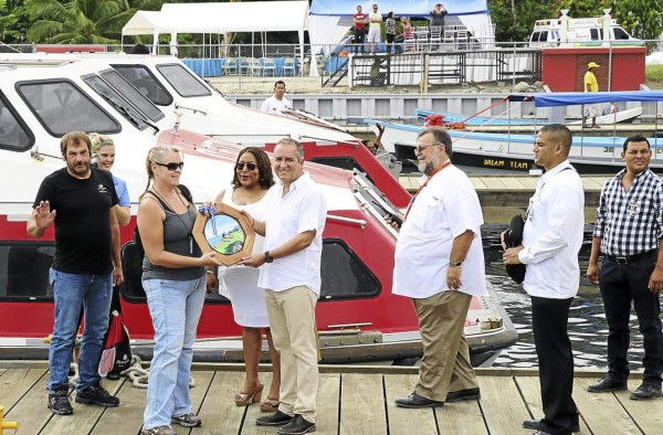 En pequeños botes llegaron los turistas al muelle de Banana Coast recién construido en Trujillo. Estaban felices al llegar.