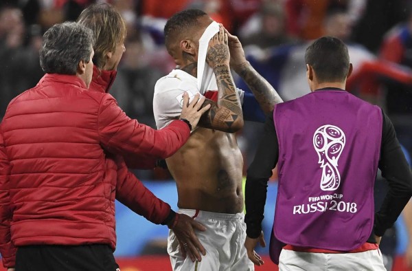 Peru's forward Paolo Guerrero (R) is consoled by Peru's coach Ricardo Gareca (2nd L) after the final whistle of the Russia 2018 World Cup Group C football match between France and Peru at the Ekaterinburg Arena in Ekaterinburg on June 21, 2018. / AFP PHOTO / Anne-Christine POUJOULAT / RESTRICTED TO EDITORIAL USE - NO MOBILE PUSH ALERTS/DOWNLOADS