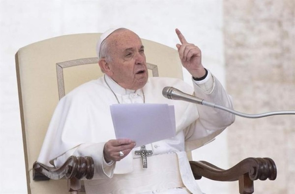 El papa reemplaza al arzobispo de Guam, condenado y expulsado por pederastia