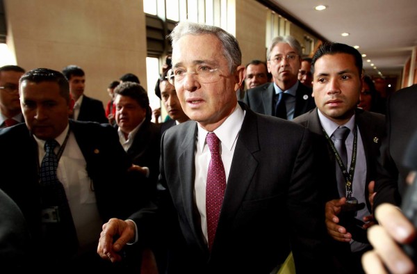 Uribe se defiende de graves acusaciones arremetiendo contra todos