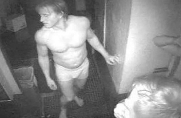 Tres hombres desnudos roban 60 hamburguesas en cinco minutos