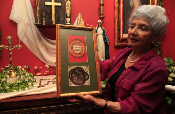 Guarda huesos de Santos en altar de su casa