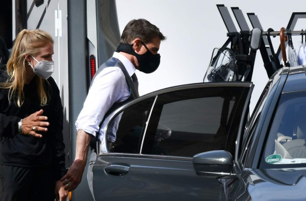 US actor Tom Cruise (C) wearing a face mask, is pictured on the set during the filming of 'Mission Impossible : Lybra' on October 6, 2020 in Rome. (Photo by Alberto PIZZOLI / AFP)