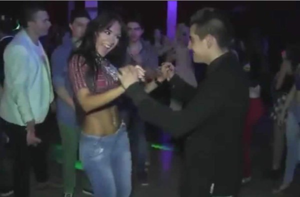 Mujer latina baila como una diosa y todos quieren bailar con ella