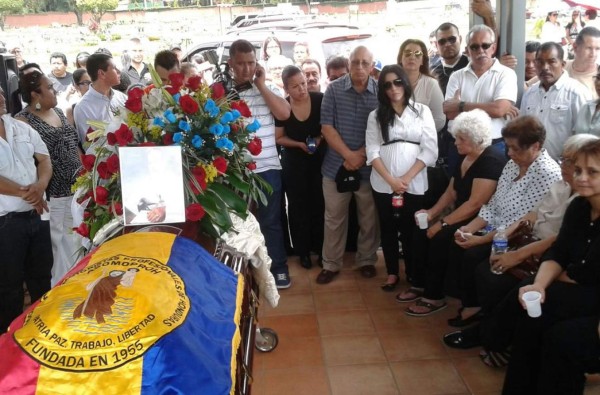 Los restos del empresario están ya en la iglesia San Vicente de Paúl.