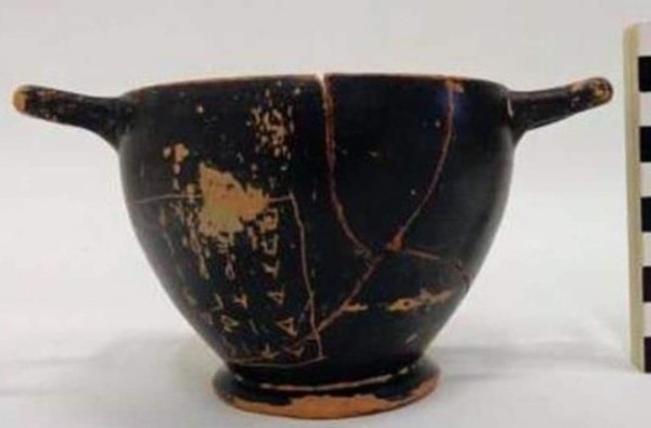 Los 12 pedazos de esta copa de cerámica con asas fue hallada en unas obras en el barrio de Kifissia, en el norte de Atenas, según el periódico Ta Nea.