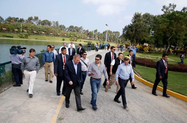 Presidente de Honduras conoce proyectos de parques en Perú