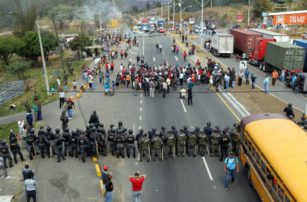 Protestan por bloqueo de llamadas en centros penales de Honduras