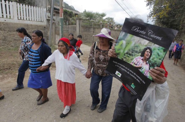 Multitudinaria despedida para Berta Cáceres