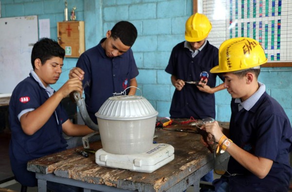 Institutos técnicos de El Progreso recibirán apoyo de Estados Unidos