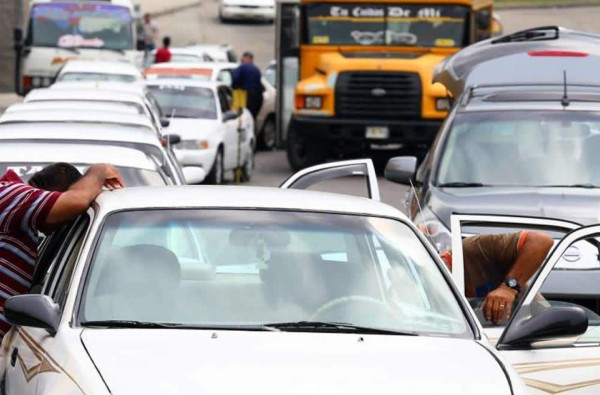 Taxistas realizan manifestación en el bulevar Democracia de Danlí