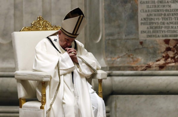 El papa Francisco pide mantener la esperanza durante esta pandemia en misa Sábado Santo