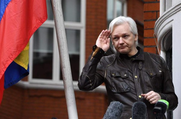 Assange enfrenta cinco años de prisión por cargos en EEUU