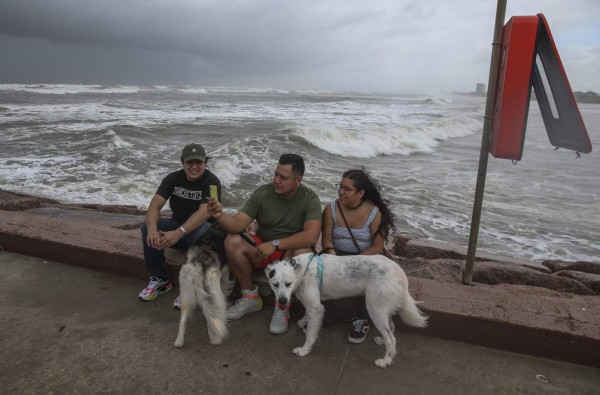 Texas y Luisiana comienzan a recibir el impacto del poderoso huracán