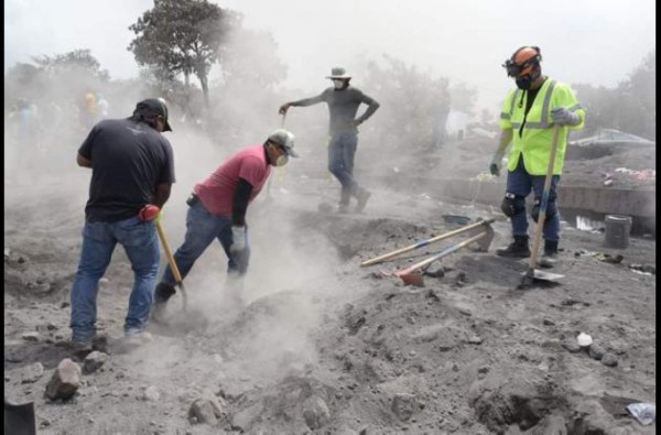 Fuertes lahares provocados por lluvias descienden de volcán de Fuego