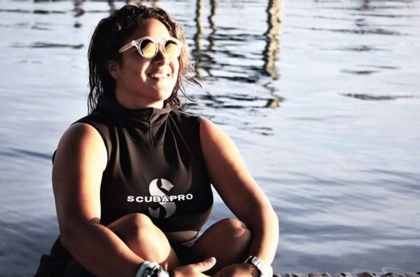 Hondureña deja su trabajo como asesora financiera para luchar por el océano