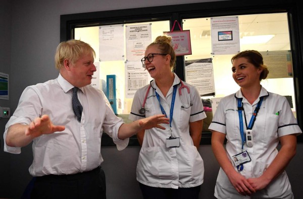 Duras críticas a Boris Johnson por lenta respuesta al coronavirus en Reino Unido