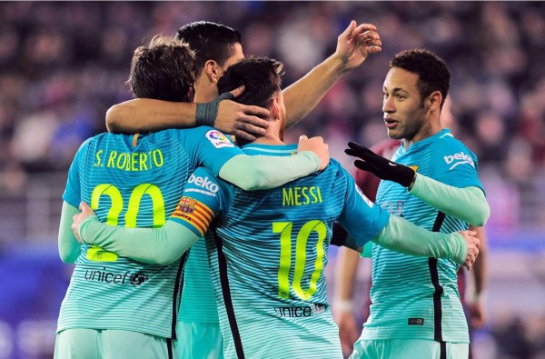 Barcelona golea sin problemas al Eibar y sigue en la pelea por la Liga española