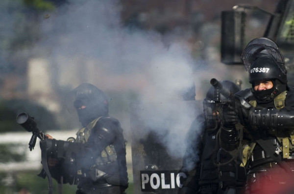 Santos militariza Bogotá, protestas de campesinos dejan dos muertos