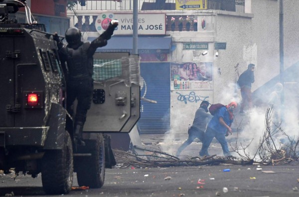 Crisis en Ecuador: Manifestantes asaltan el Congreso y se enfrentan a policías