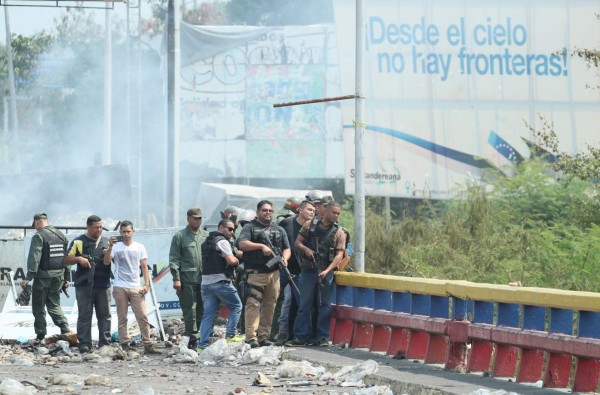 Venezuela ubica nuevos obstáculos en el principal puente fronterizo con Colombia