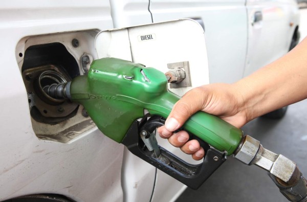 Combustibles súper y regular bajan más de L1.00