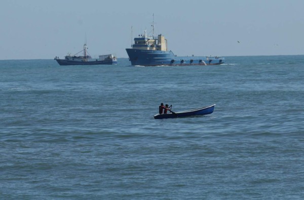 Falta de dragado en muelle de cabotaje en La Ceiba hace que barcos encallen