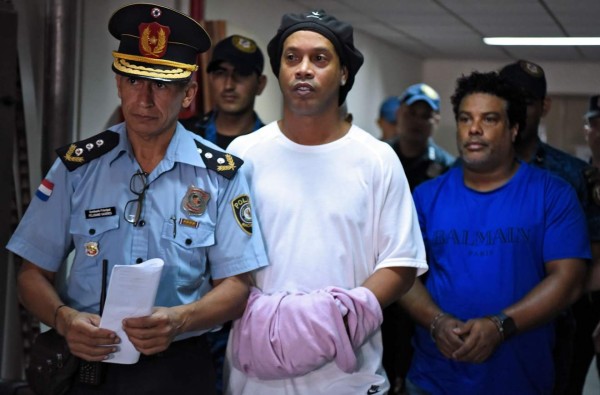 Ronaldinho y su hermano son beneficiados con prisión domiciliaria en Paraguay.